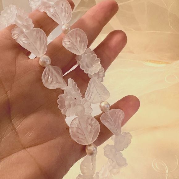 Vintage Avon 80s Jardinia Frosted Floral Pearl Accent Necklace Cottagecore 161 - Picture 8 of 13